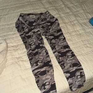 Monrow Camouflage Print sweatpants